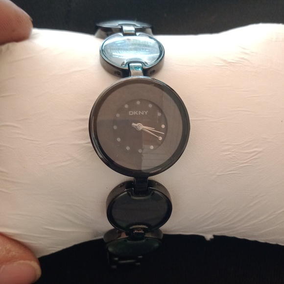 DKNY BLACK ROUND PEARL MOP MOTHER OF PEARL BRACELET WATCH - Picture 4 of 6